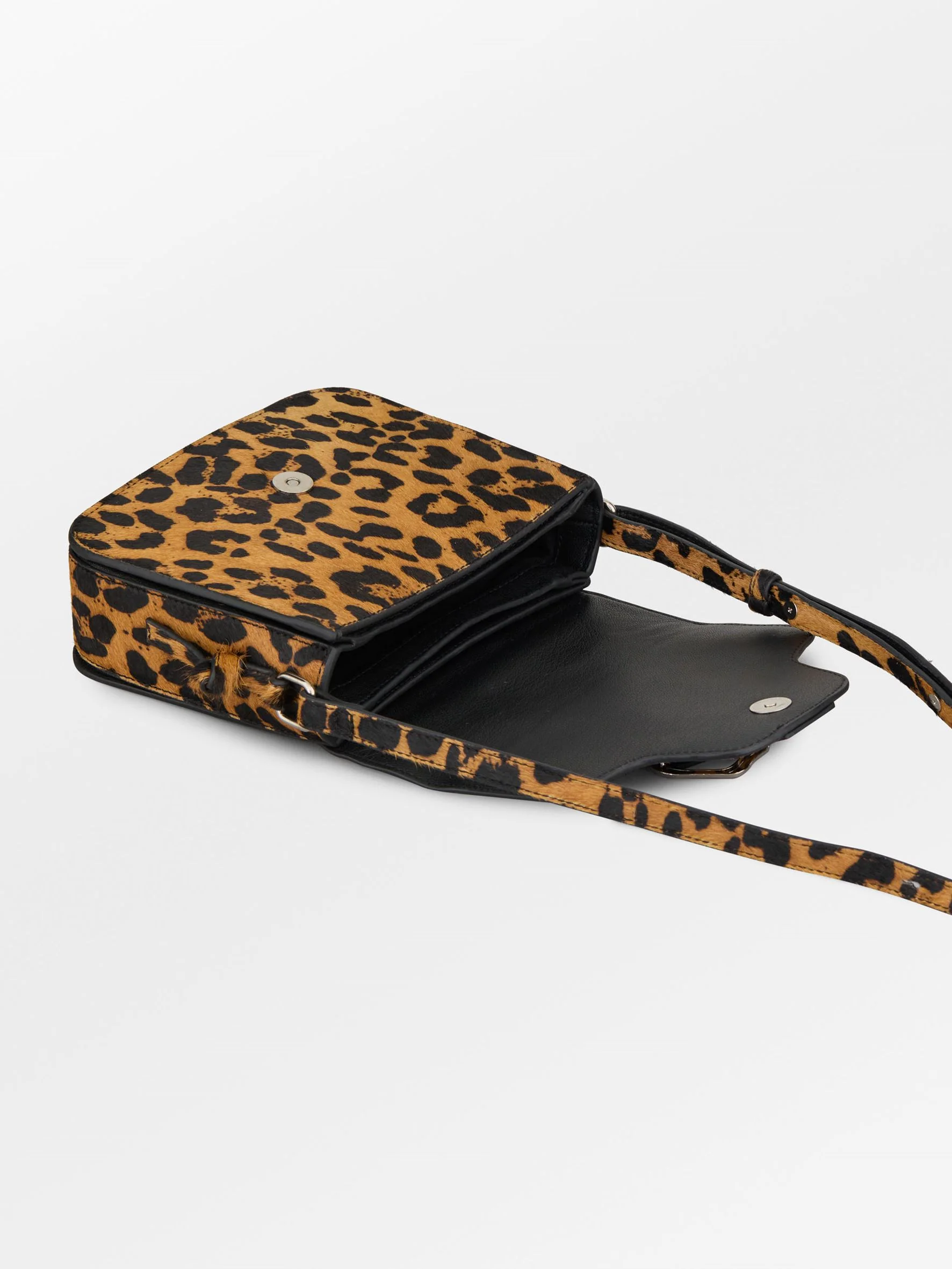 Leopa Leather Iris Buckle Bag - Image 2