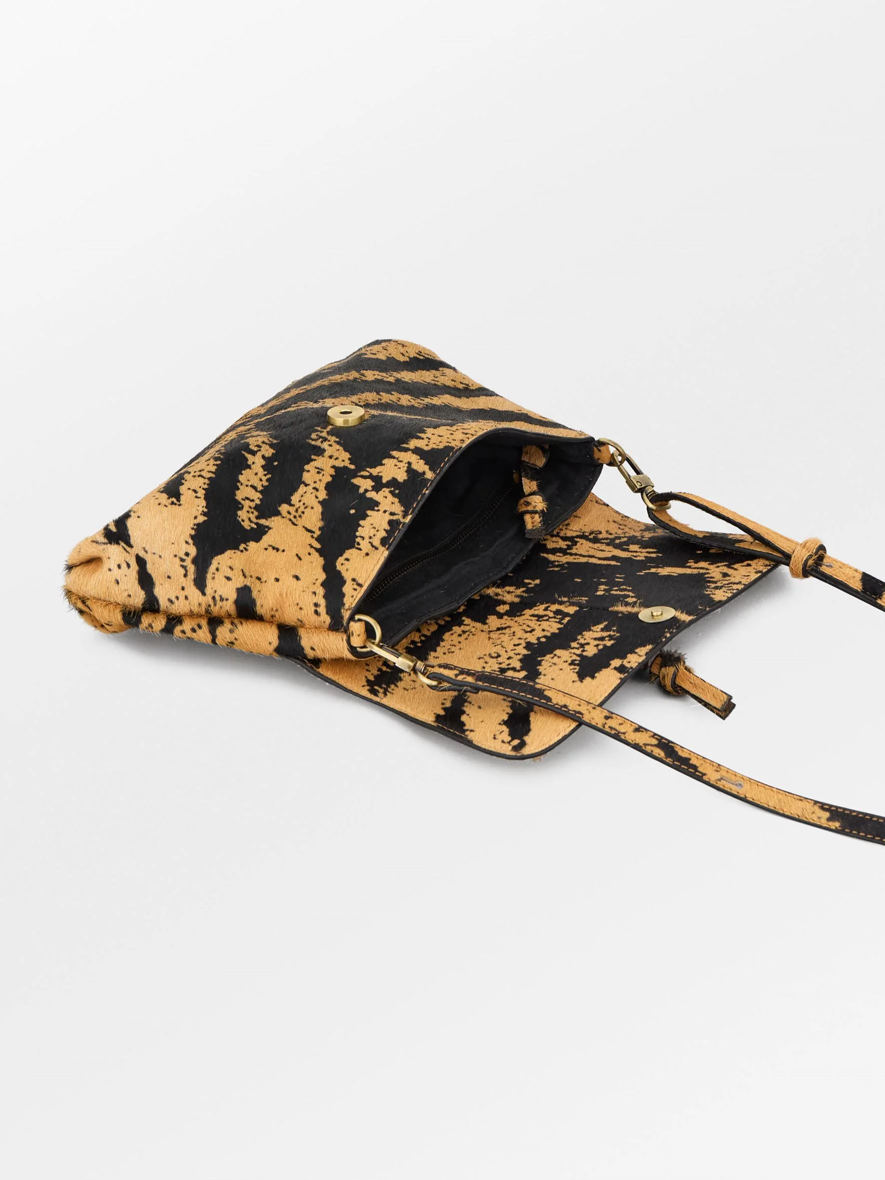 Tigarea Bonita Flap Bag - Image 3